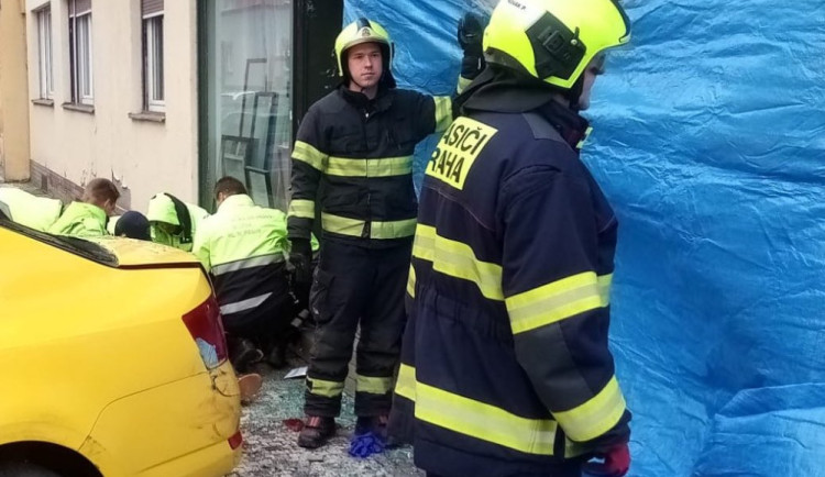 Špatně zabrzděné auto srazilo v Praze chodkyni, na místě zemřela