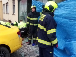 Špatně zabrzděné auto srazilo v Praze chodkyni, na místě zemřela