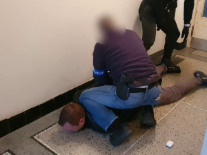 VIDEO: Dva cizinci přepadli muže s pistolí v ruce, vzali mu telefon