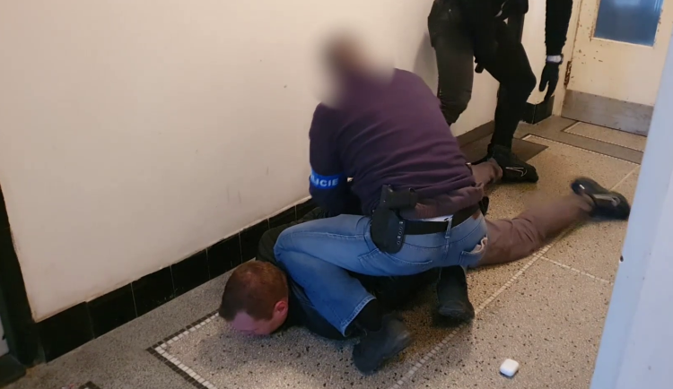 Muže už zadržela policie.