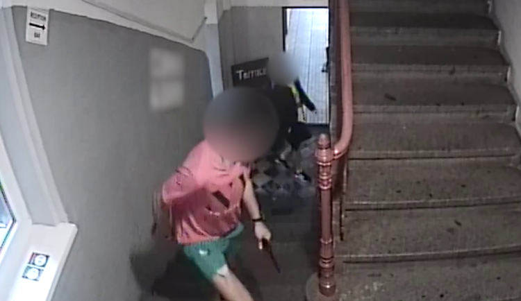 VIDEO: Cizinec ohrožoval zaměstnance hostelu nožem, vyšetří ho psychiatr