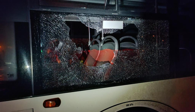 Muž v Brně zasypal autobus dlažebními kostkami. Ujel mi rozjezd, vysvětlil