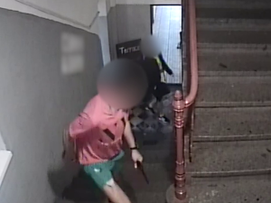 VIDEO: Cizinec ohrožoval zaměstnance hostelu nožem, vyšetří ho psychiatr