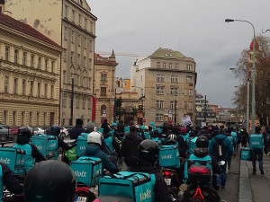 VIDEO: Wolt = bída. Kurýři protestovali v centru Prahy kvůli nízkým platům