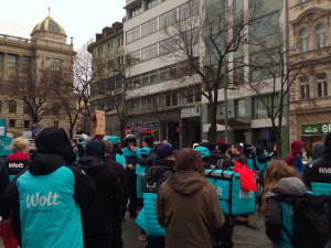 VIDEO: Wolt = bída. Kurýři protestovali v centru Prahy kvůli nízkým platům