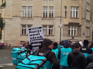 VIDEO: Wolt = bída. Kurýři protestovali v centru Prahy kvůli nízkým platům