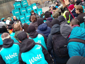 VIDEO: Wolt = bída. Kurýři protestovali v centru Prahy kvůli nízkým platům