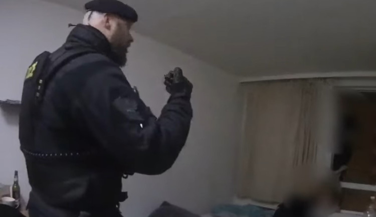 VIDEO: Hlavně v klidu, dáme cígo. Policisté zachránili muže před skokem z paneláku