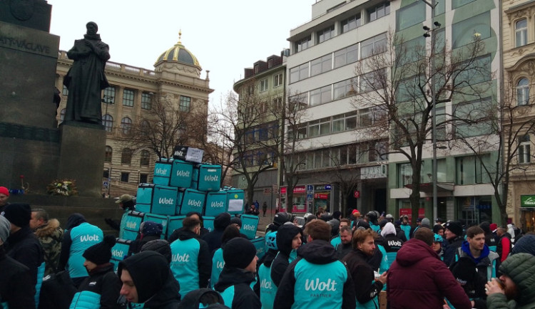 VIDEO: Wolt = bída. Kurýři protestovali v centru Prahy kvůli nízkým platům