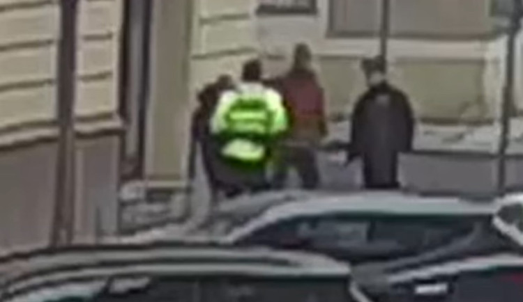 VIDEO: Agresor bil muže v centru Prahy. Napadl i strážníka