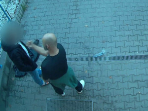 VIDEO: Muž napadl v Praze tři cizince, jeden skončil v nemocnici