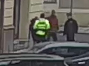 VIDEO: Agresor bil muže v centru Prahy. Napadl i strážníka
