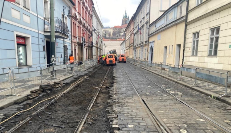 Dopravní kolaps se nekoná. Oprava kolejí na Malé Straně jde zatím podle plánu