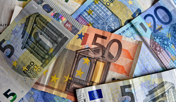 Policie varuje před falešnými eury. Muž za ně nakupoval na internetových bazarech