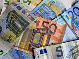Policie varuje před falešnými eury. Muž za ně nakupoval na internetových bazarech