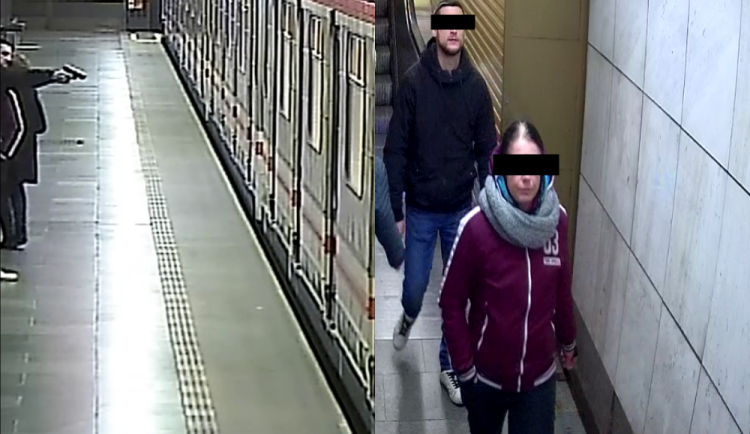 Muž se v metru oháněl pistolí, mířil na odjíždějící soupravu