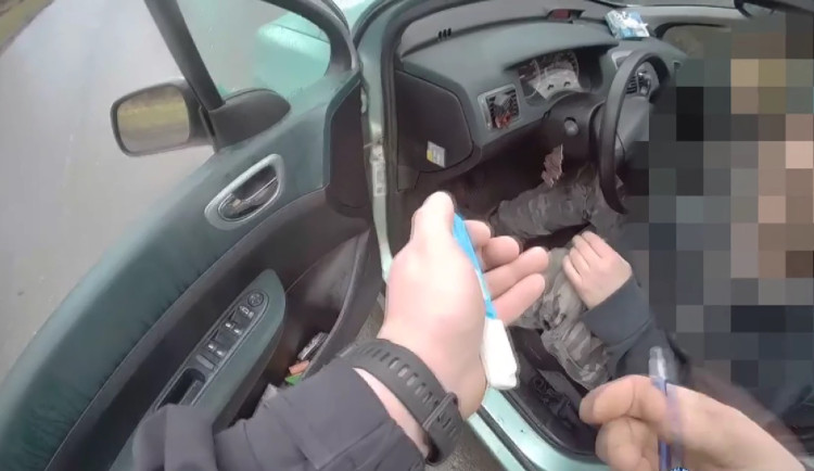 VIDEO: Můžete to nenahlásit? Řidiči pod vlivem alkoholu, drog nebo bez průkazu už pražské strážníky nepřekvapí