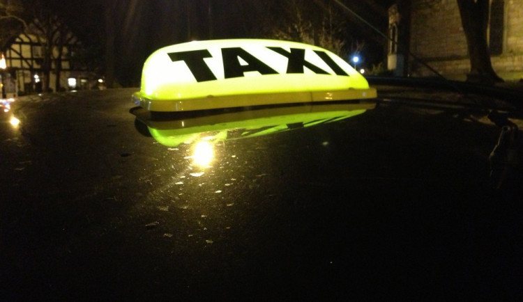 Taxikář účtoval cizinci 65 euro za 300 metrů. Vylekali ho při tom strážníci
