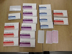 Vycpaný krokodýl, kila drog, padělky za sto milionů. Ruzyňští celníci odhalili přes tisíc případů nelegálního zboží