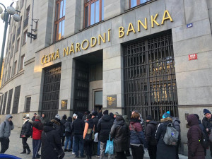 VIDEO: Ve frontě před ČNB stojí stovky lidí. Čekají na novou bankovku