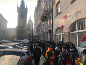 VIDEO: Ve frontě před ČNB stojí stovky lidí. Čekají na novou bankovku