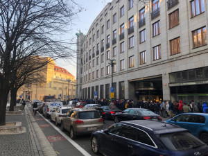 VIDEO: Ve frontě před ČNB stojí stovky lidí. Čekají na novou bankovku