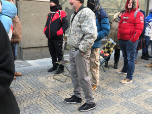 VIDEO: Ve frontě před ČNB stojí stovky lidí. Čekají na novou bankovku