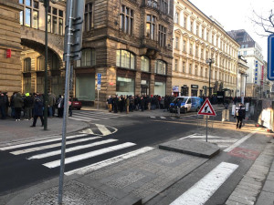 VIDEO: Ve frontě před ČNB stojí stovky lidí. Čekají na novou bankovku