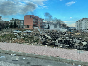 VIDEO: Zemětřesení v Turecku má už přes 11 tisíc obětí. Češi na místě stále pomáhají