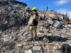 VIDEO: Zemětřesení v Turecku má už přes 11 tisíc obětí. Češi na místě stále pomáhají