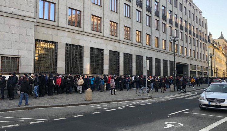 VIDEO: Ve frontě před ČNB stojí stovky lidí. Čekají na novou bankovku