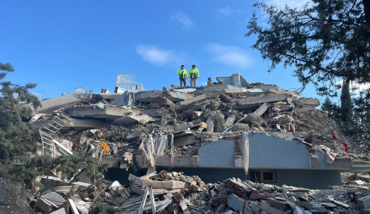 VIDEO: Zemětřesení v Turecku má už přes 11 tisíc obětí. Češi na místě stále pomáhají