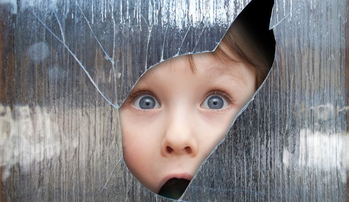 Obr1_foto_kluk_rozbite_sklo_shutterstock_660623473