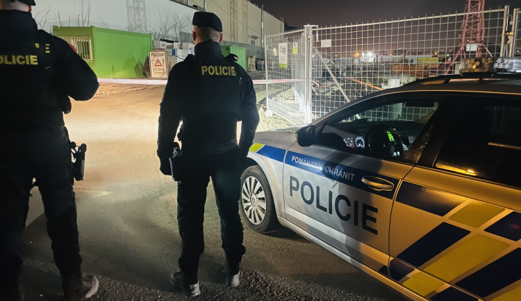 Policisté v Praze zastřelili muže, který je ohrožoval sekerou