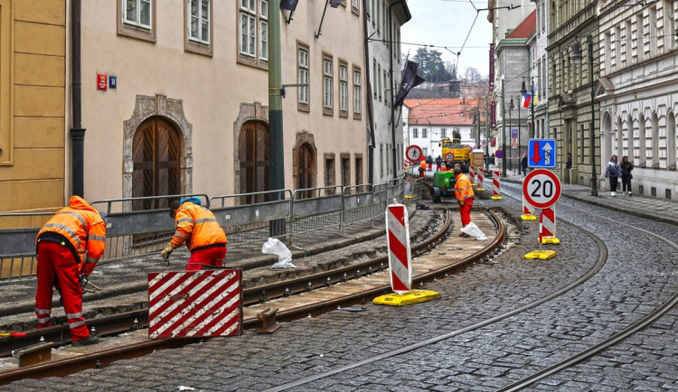 Výměna kolejí na Malé Straně.