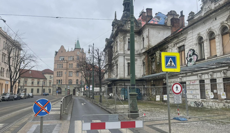 Padající omítka z nádraží Vyšehrad přerušila dopravu. Budoucnost objektu je stále nejistá