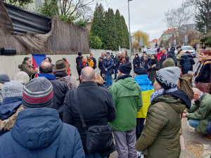Desítky lidí se přišly pomodlit před ukrajinské velvyslanectví