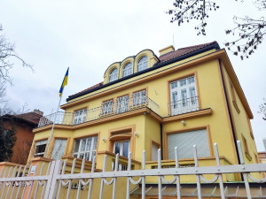 Desítky lidí se přišly pomodlit před ukrajinské velvyslanectví