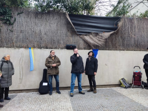 Desítky lidí se přišly pomodlit před ukrajinské velvyslanectví