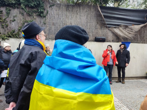 Desítky lidí se přišly pomodlit před ukrajinské velvyslanectví