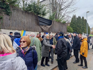 Desítky lidí se přišly pomodlit před ukrajinské velvyslanectví
