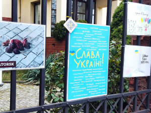 Desítky lidí se přišly pomodlit před ukrajinské velvyslanectví