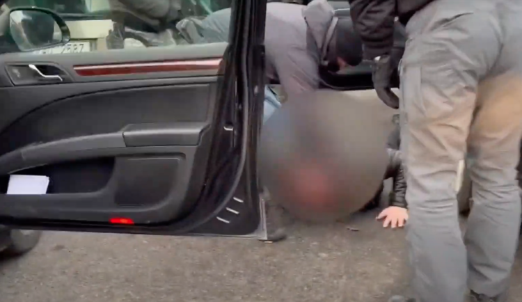 VIDEO: Gang mužů z Prahy si půjčoval auta a pak je prodával