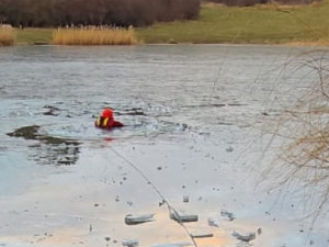 Chlapec byl po krk ve vodě a držel se ledové kry. Vytáhli ho hasiči a skončil v nemocnici