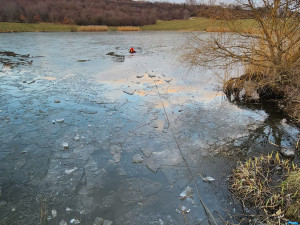 Chlapec byl po krk ve vodě a držel se ledové kry. Vytáhli ho hasiči a skončil v nemocnici