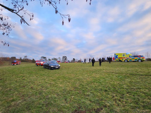 Chlapec byl po krk ve vodě a držel se ledové kry. Vytáhli ho hasiči a skončil v nemocnici