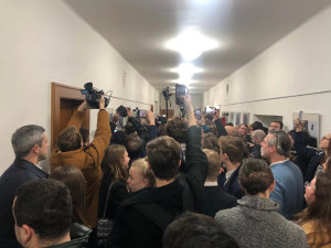 VIDEO: Začal soud s Ferim, ten při příchodu obvinění ze znásilnění popřel