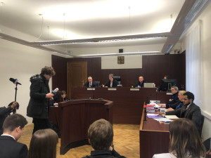 VIDEO: Začal soud s Ferim, ten při příchodu obvinění ze znásilnění popřel