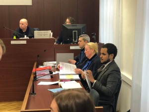 VIDEO: Začal soud s Ferim, ten při příchodu obvinění ze znásilnění popřel