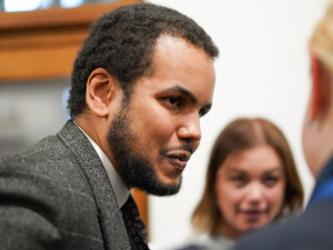 VIDEO: Začal soud s Ferim, ten při příchodu obvinění ze znásilnění popřel